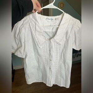 Adorable Vintage Blouse with Lace-trimmed Collar 🤍